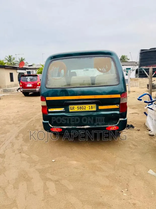 Toyota HiAce 2000 Green · Photo 1