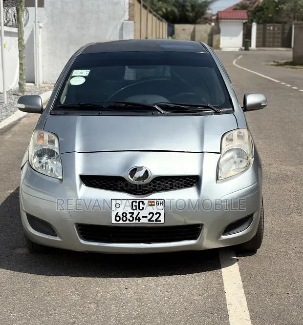 Toyota Vitz 2010 Silver · Photo 1