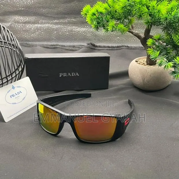 Classic Vintage Sunglasses · Photo 1