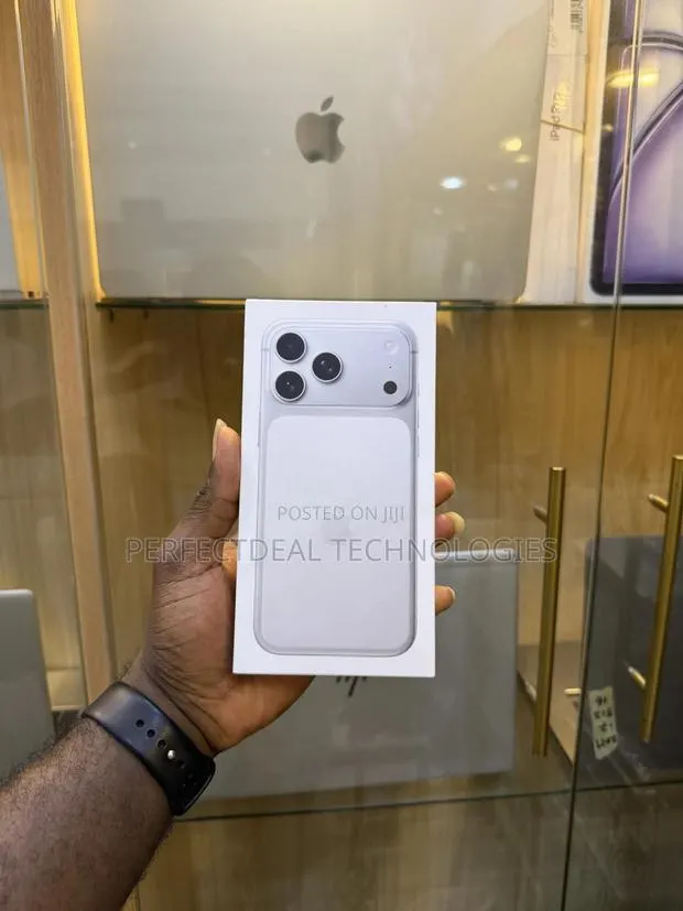 New Apple iPhone 17 Pro Max 256 GB Silver · Photo 1