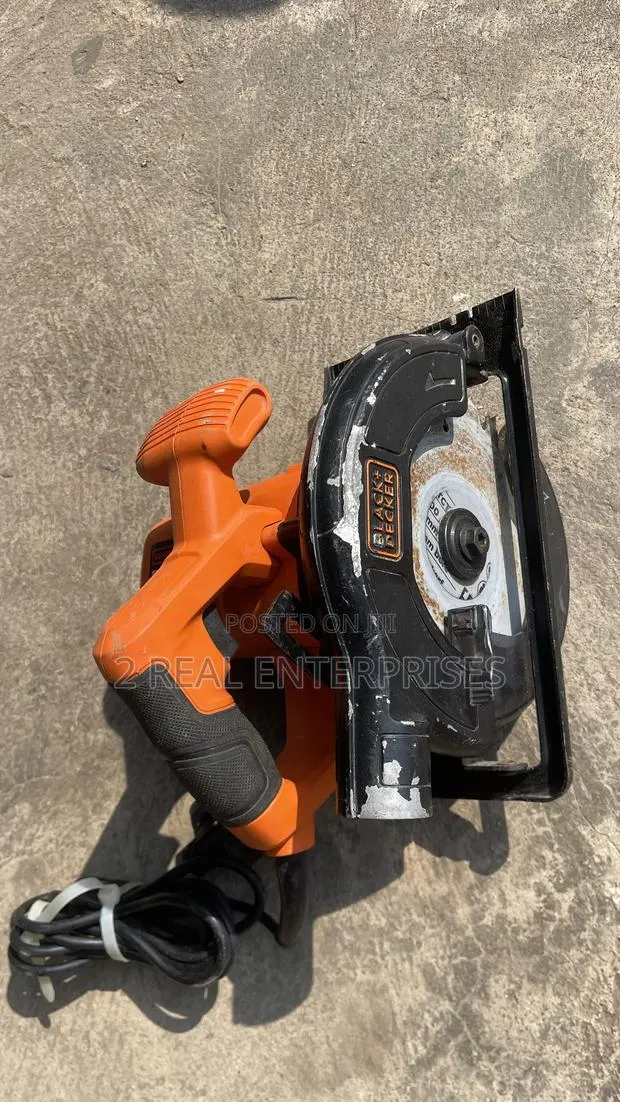 Black and Decker Circular Saw 1200W · Photo 1