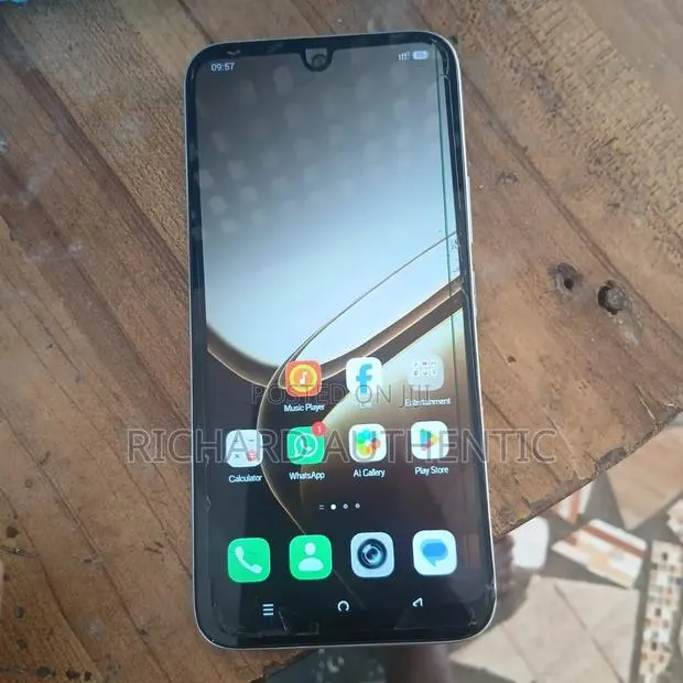 Infinix Hot 70 128 GB White · Photo 1