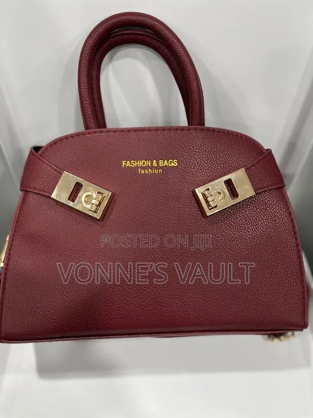 Classic Handbag · Photo 1