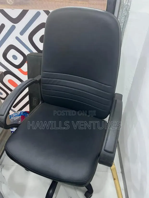 Leather Swivel Chair · Photo 1