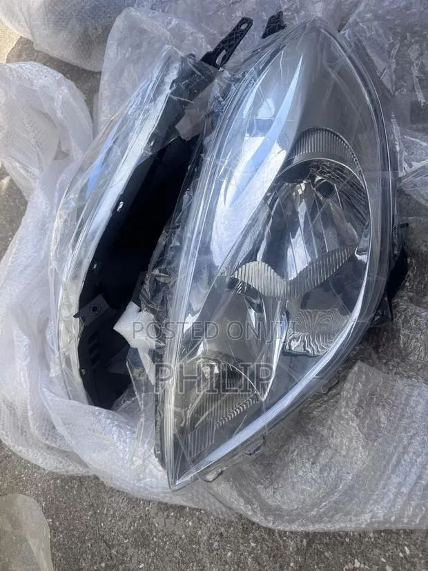 Nissan Almera/Versa 2012 Headlights Pair · Photo 1