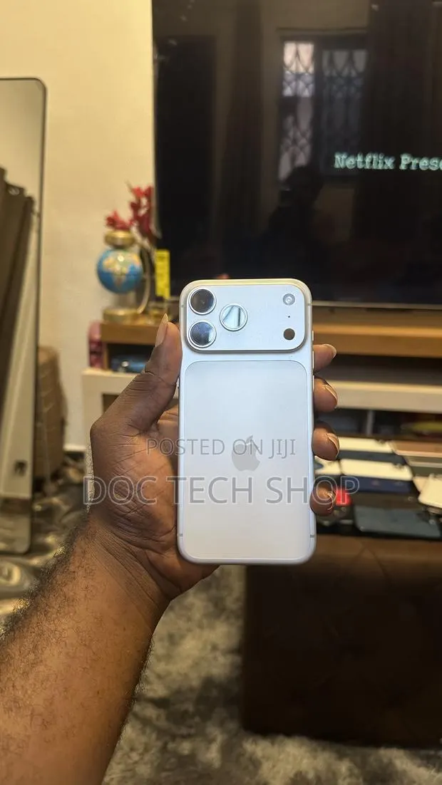 Apple iPhone 17 Pro Max 256 GB Silver · Photo 7