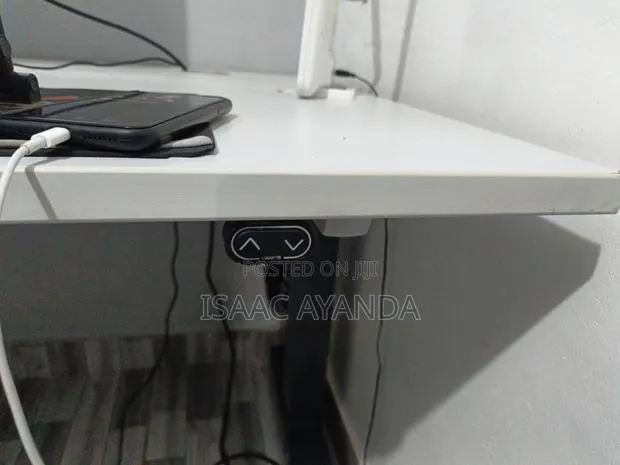 160cm Electric Adjustable Table · Photo 1
