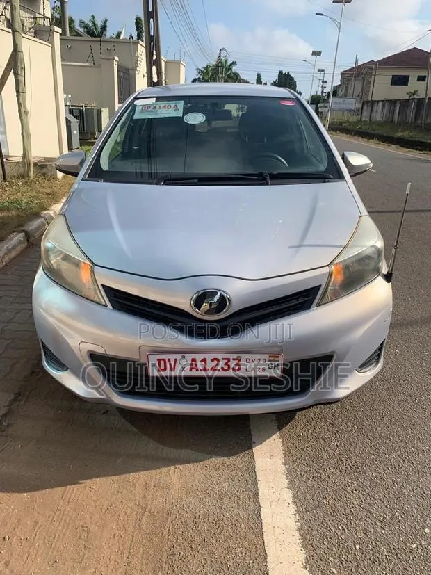 Toyota Vitz 2012 Ivory · Photo 1
