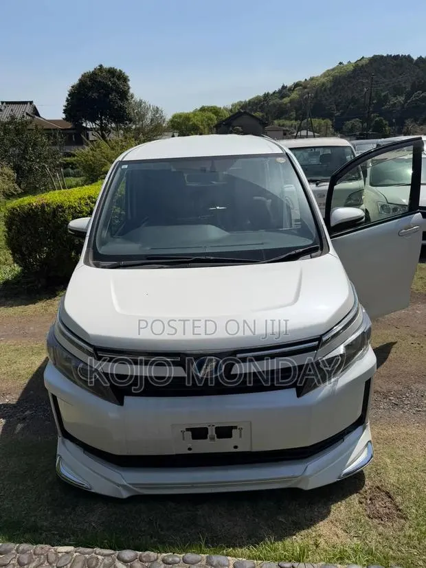 Toyota Voxy Hybrid X 2WD 7-Seater 2015 White · Photo 1