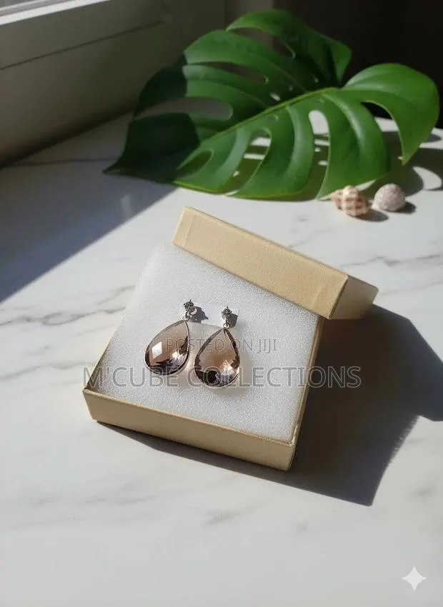 Rose Gold Teardrop Earrings · Photo 1