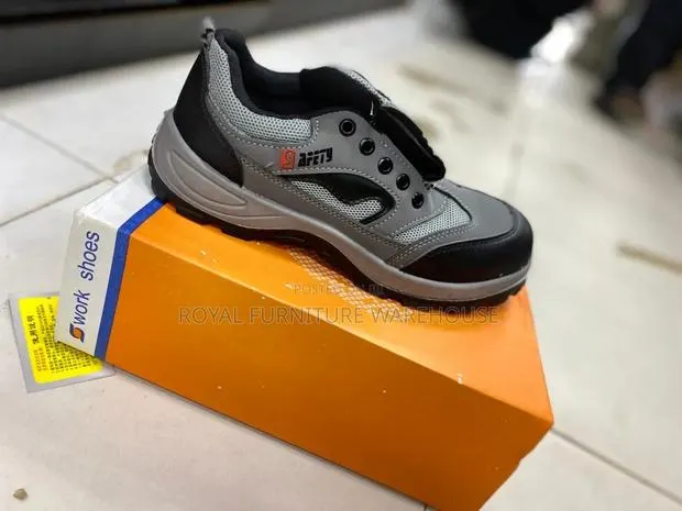 Heavy-Duty Industrial Safety Shoes. · Photo 4