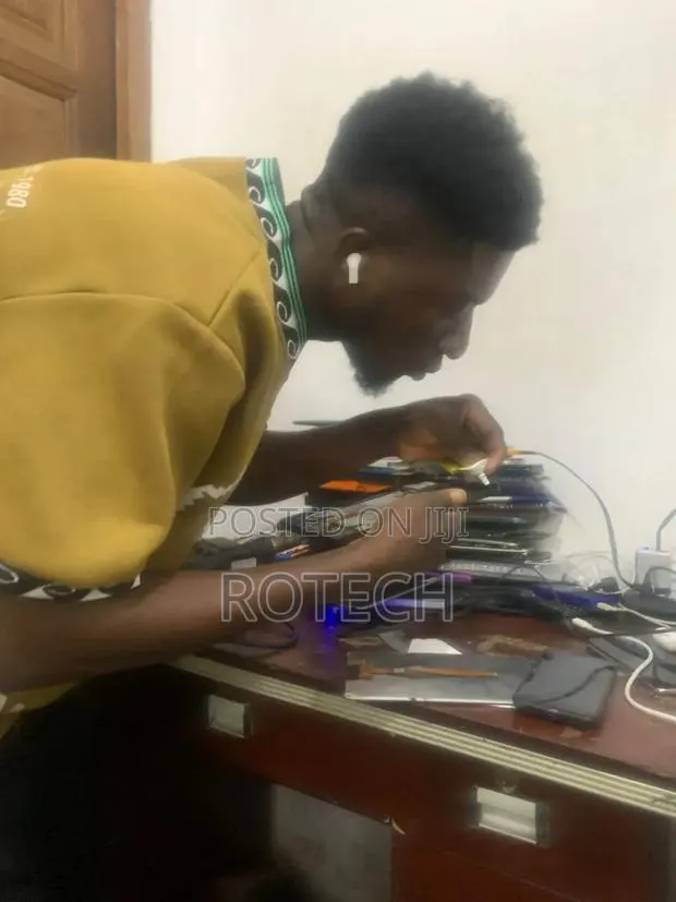 Original Phone Screen Replacement - All Models - Accra Circle Fast Fix · Photo 1