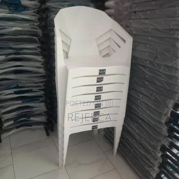 Diamond Plastic Chair · Photo 1