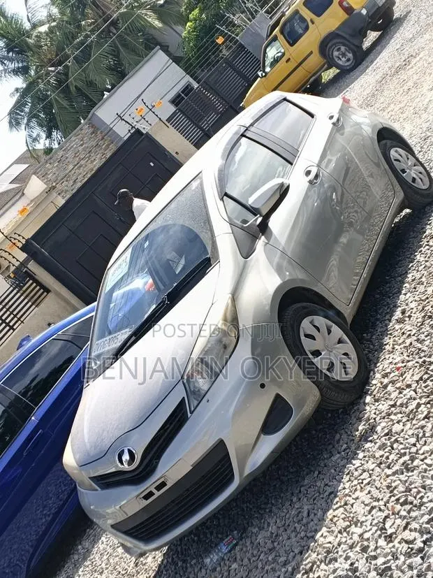 Toyota Vitz 2012 Gray · Photo 1