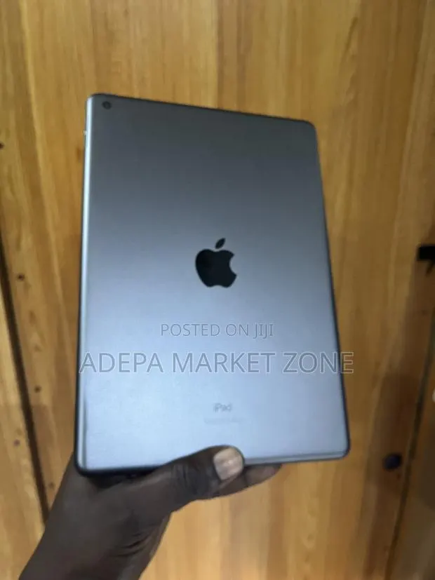 Apple iPad 10.2 (2020) 32 GB Gray · Photo 1