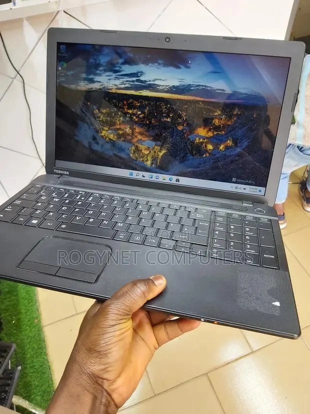 Laptop Toshiba Satellite C55 8GB Intel Pentium HDD 750GB · Photo 1