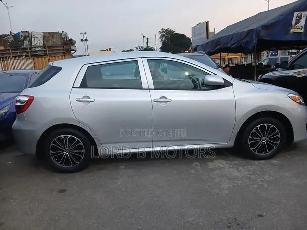 Toyota Matrix Hatchback FWD (1.8L 4cyl 5M) 2010 Silver · Photo 1