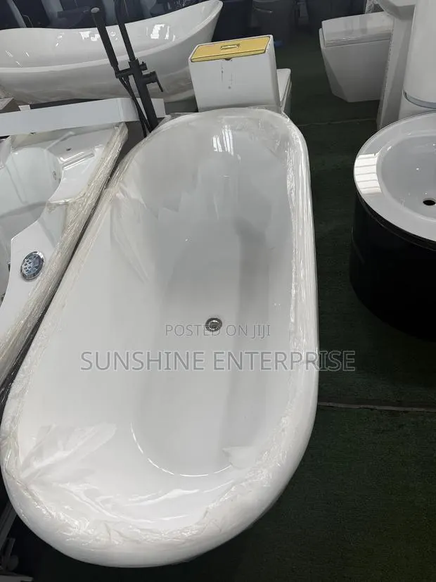 Bathroom Bathtub · Photo 2