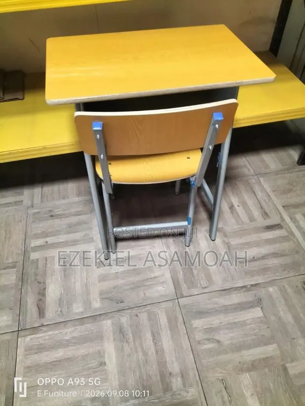 School Table and Chair · Photo 1