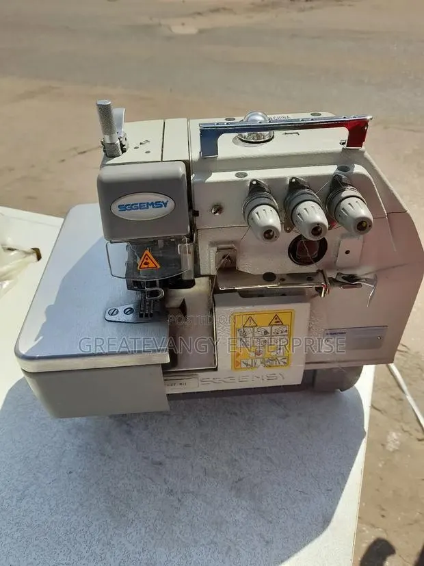 Brandnew 3 Thread Industrial Knitting Machine · Photo 1