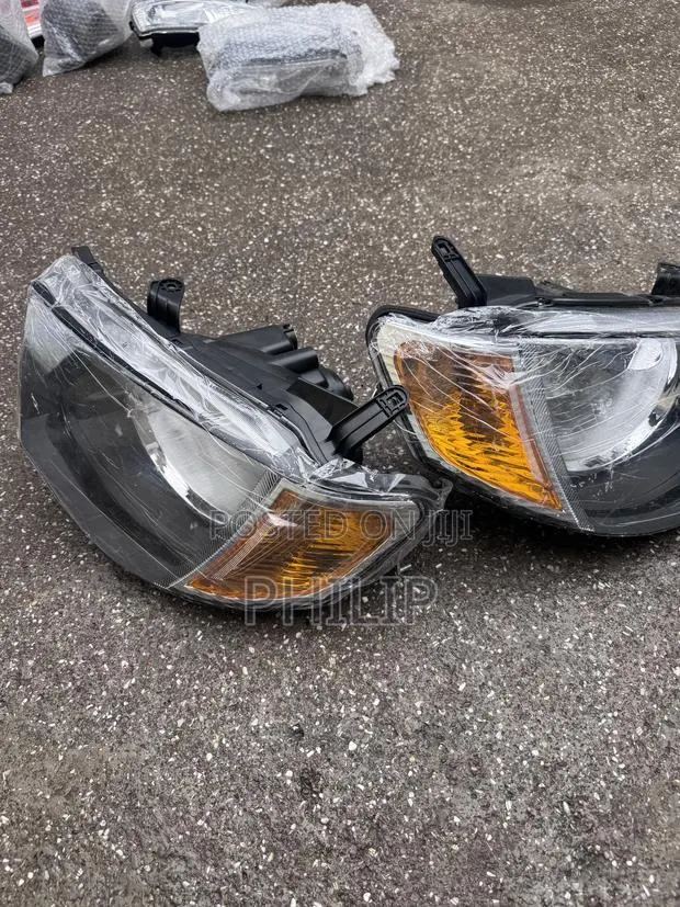 Mitsubishi L200 Headlight Pair · Photo 1