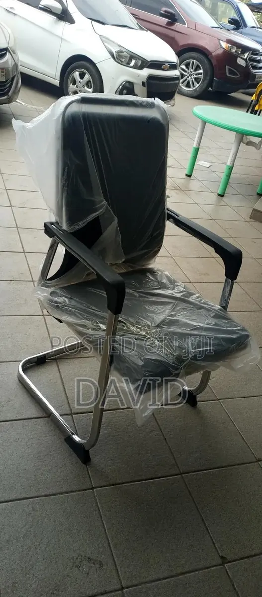 Executive High Back Leather Office Chair With Chrome Base · Photo 1