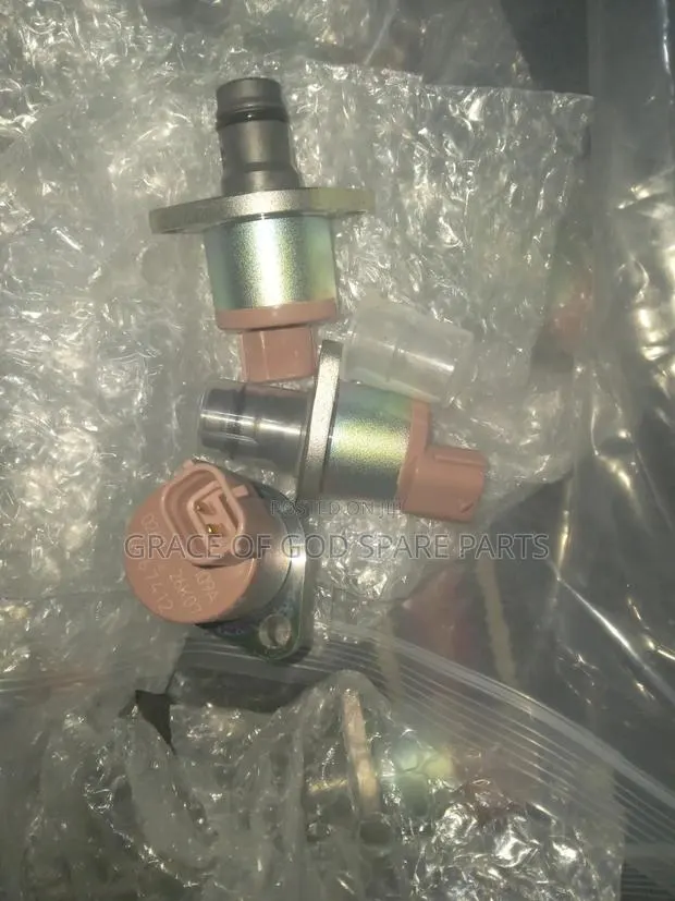Nissan NP300 Fuel Pressure Regulator Valve Original · Photo 1