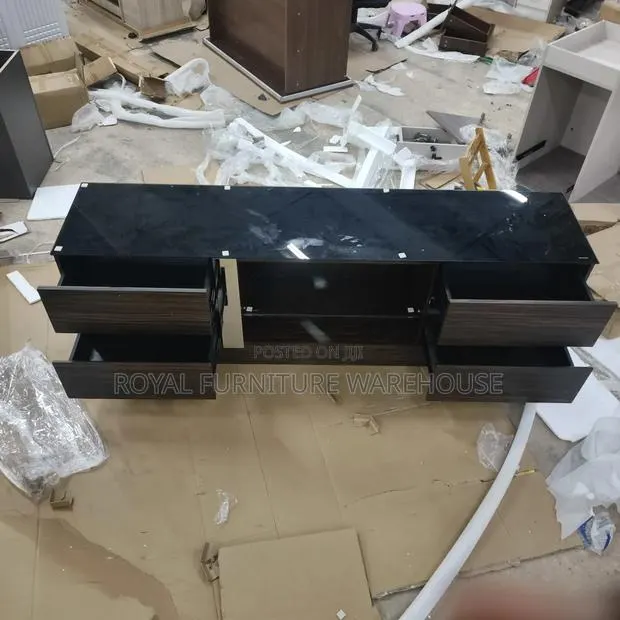 Executive Foreign Tv Stand · Photo 1