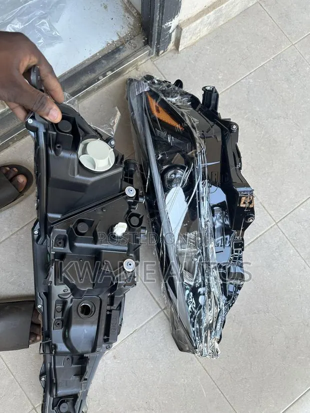 Nx200 2024 Headlight Pair · Photo 1