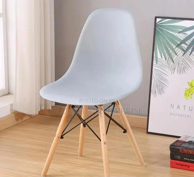 Original Plastic Chair · Photo 1