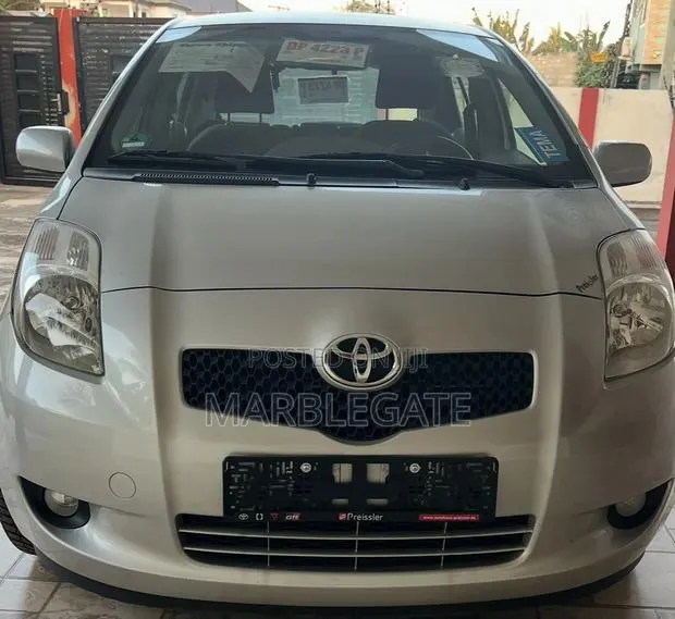 Toyota Yaris Base Hatchback 5dr 2010 Silver · Photo 1