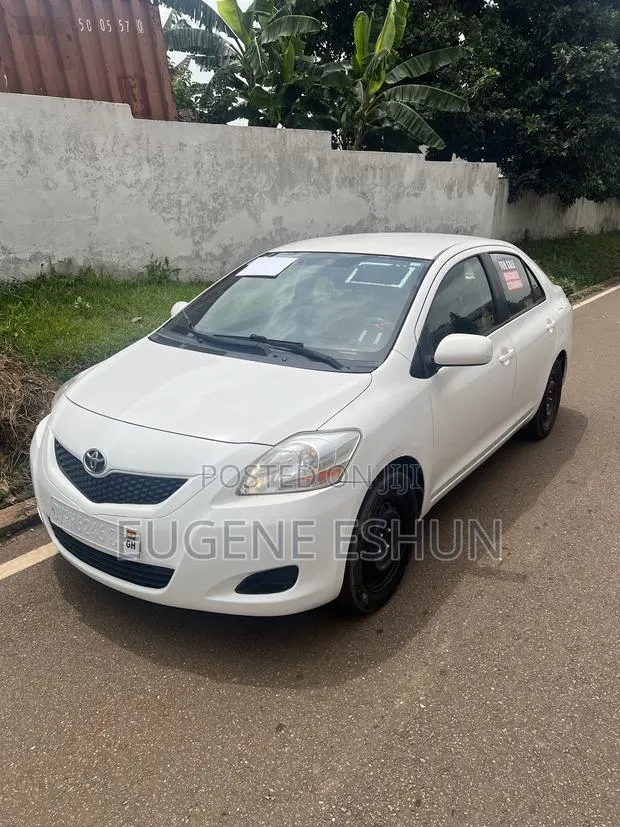 Toyota Yaris 2012 White · Photo 1