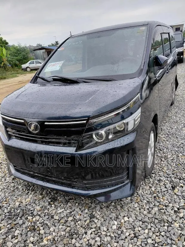 Toyota Voxy SV Premium 2014 Beige · Photo 1