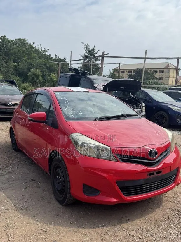 Toyota Vitz 1.3 AWD 3dr 2013 Red · Photo 1