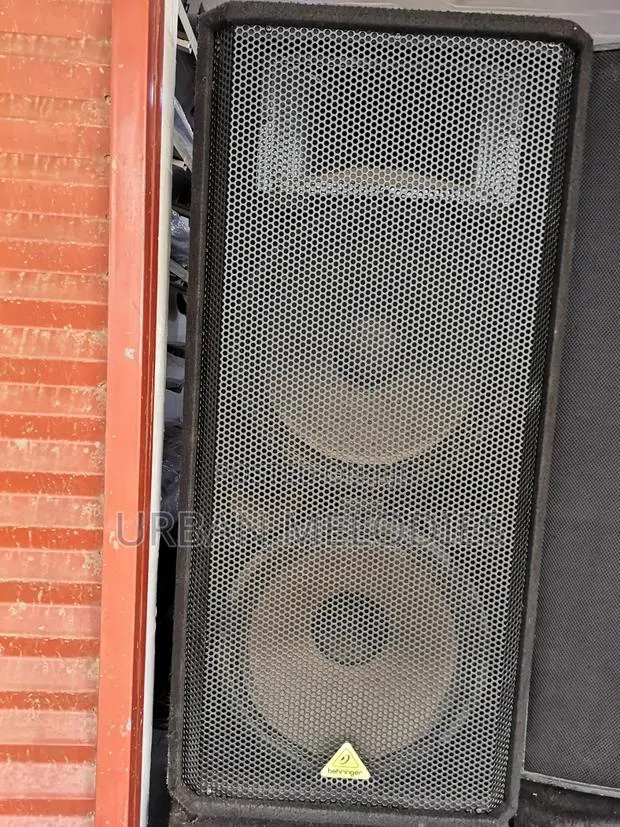 Behringer Eurolive Vp2520 Passive 2000-Watt Dual 15-Inch Pa Speaker · Photo 1
