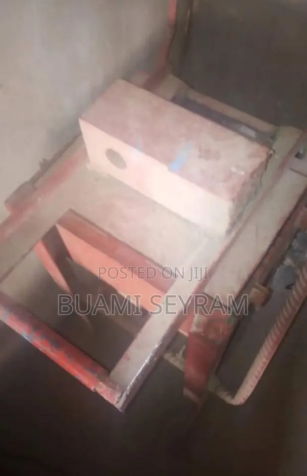 Brick Molding Machine · Photo 1