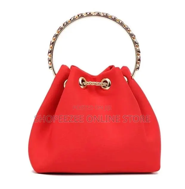 Bucket Clutch Bag · Photo 2