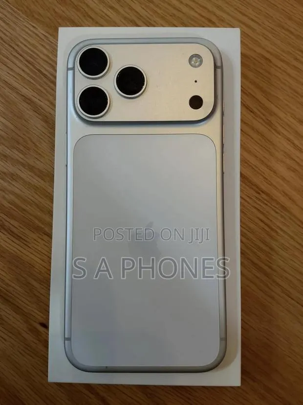 Apple iPhone 17 Pro Max 256 GB White · Photo 1
