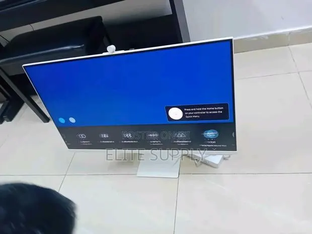 Samsung M8 Monitor · Photo 1