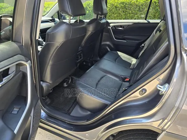 Toyota RAV4 XLE Premium AWD 2024 Gray · Photo 1