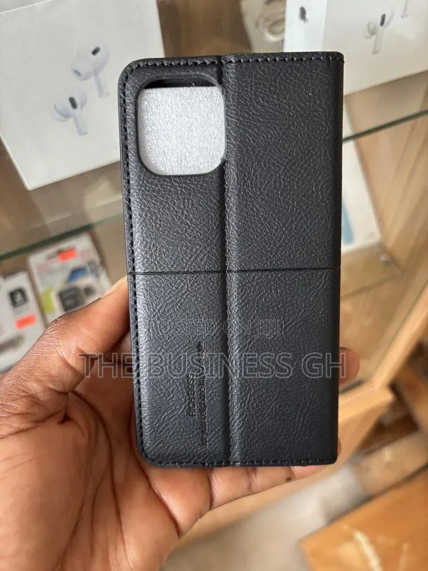iPhone 11 Pro Leather Case · Photo 1