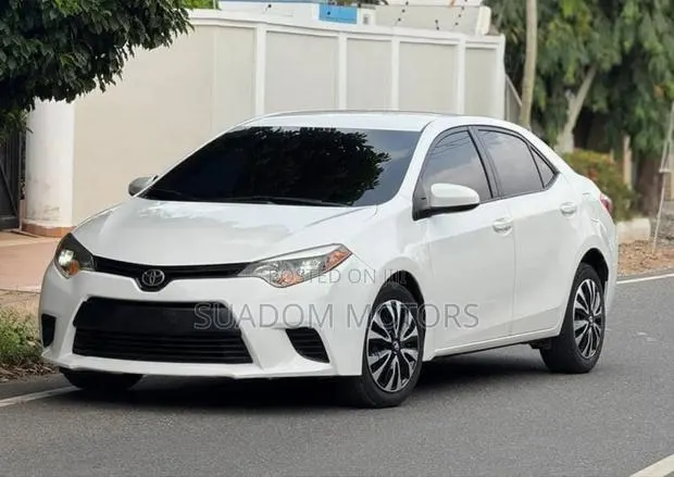 Toyota Corolla LE 4dr Sedan (1.8L 4cyl CVT) 2015 White · Photo 1