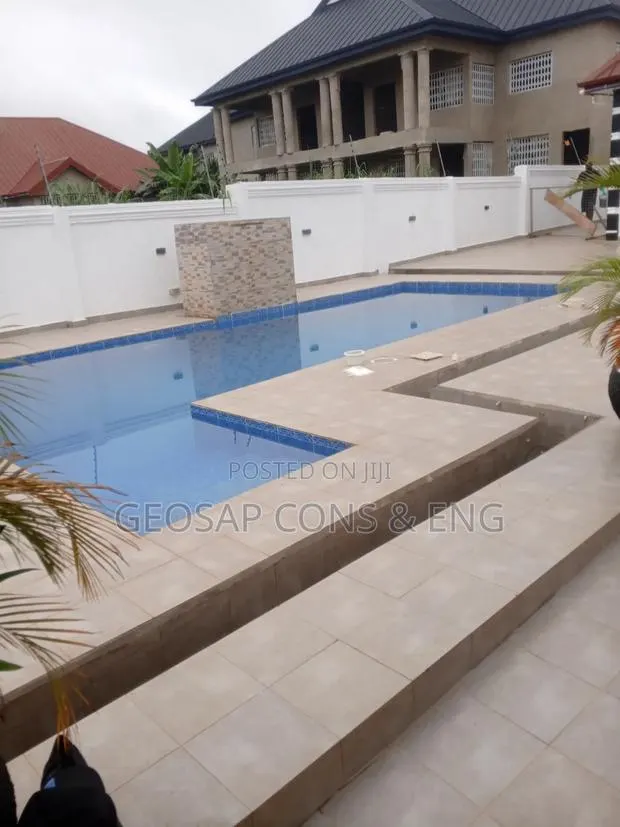 Swimming Pool · Photo 1