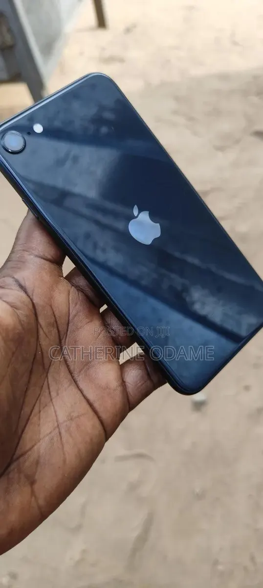 Apple iPhone SE (2022) 64 GB Black · Photo 1