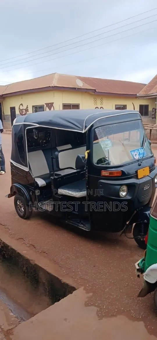 Bajaj RE 2025 Black · Photo 1