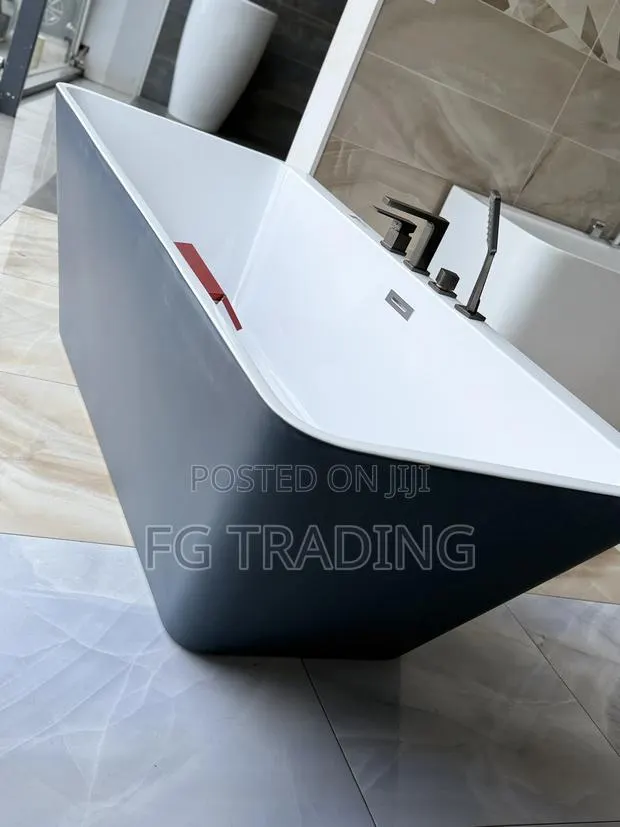 Jacuzzi Bathtub _ Matte Grey Bathtub · Photo 1