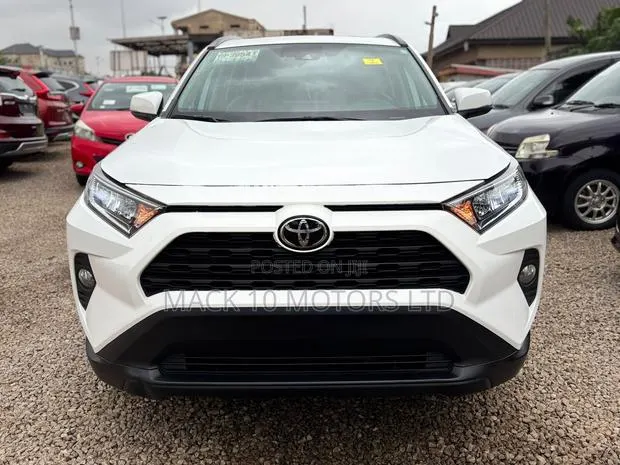 Toyota RAV4 XLE 2022 White · Photo 1
