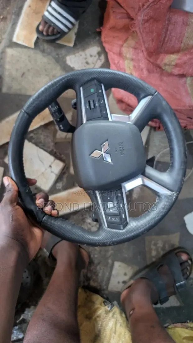 Mitsubishi Outlander 2022,2023,24 Complete Steering Wheel With Airbag · Photo 1