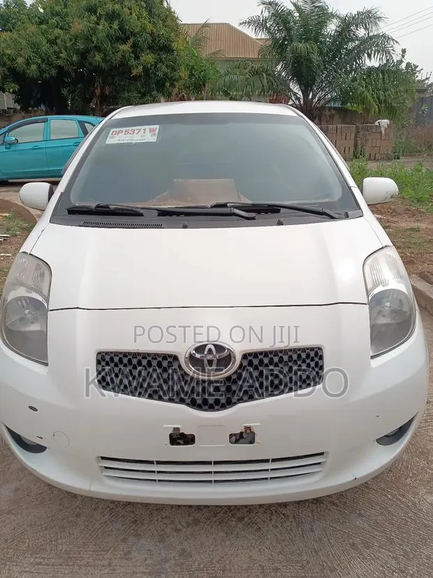 Toyota Yaris Base Hatchback 5dr 2011 White · Photo 1