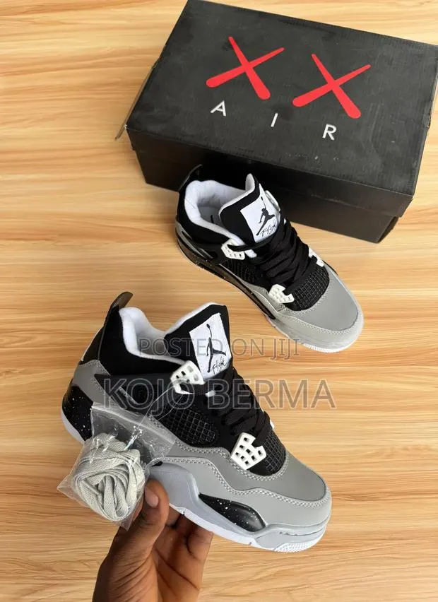 Air Jordan 4 · Photo 1